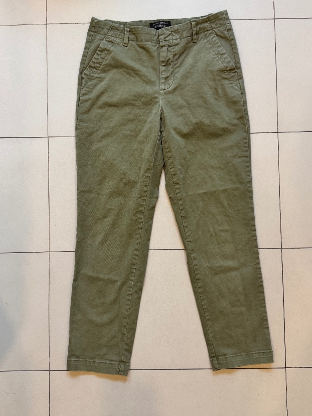 Banana Republic Slim-Fit Authentic Chino Pants Olive Green Tapered  - Size 2